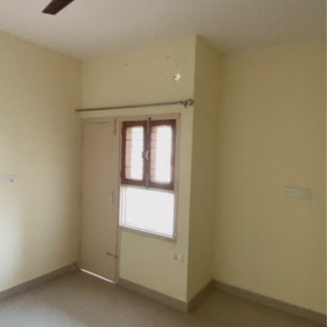 Room in 2 BHK Apartment at Greenwood Apartment, Gomti Nagar – for Rent