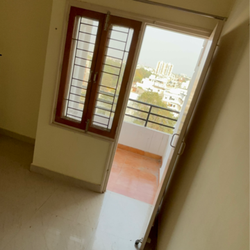 Room in 2 BHK Apartment at Greenwood Apartment, Gomti Nagar – for Rent