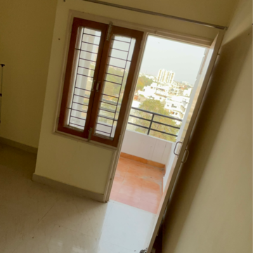 Room in 2 BHK Apartment at Greenwood Apartment, Gomti Nagar – for Rent