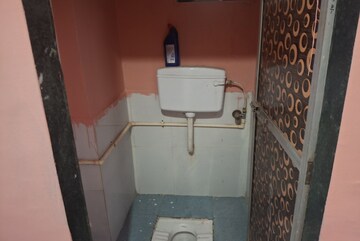 Bathroom in 1 BHK Apartment at Jogeshwari East – for Rent