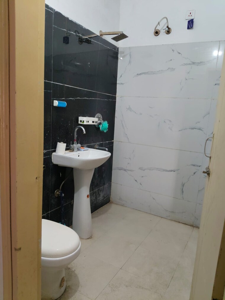 Bathroom, kharar 1 Bedroom 110 Sq.Ft. Apartment In Kharar Mohali 10053509