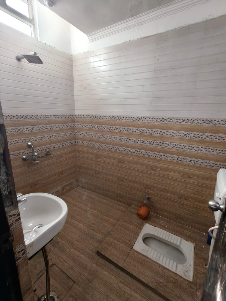 Bathroom, gomti nagar 3 Bedroom 1650 Sq.Ft. Apartment In Gomti Nagar Lucknow 10053570