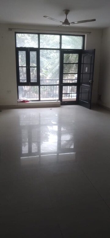 Room in 4 BHK Builder Floor at Omaxe Silver Birch, North Mullanpur – for Rent