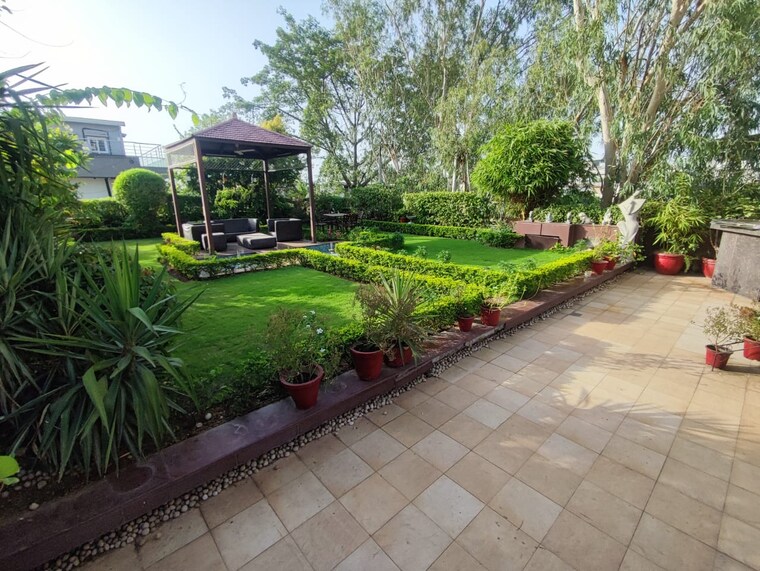 Garden, greater kailash ii 4 Bedroom 1000 Sq.Yd. Builder Floor In Greater Kailash ii Delhi 10053822
