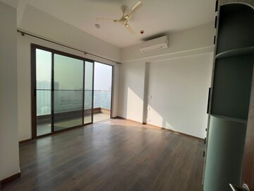 Room in 3 BHK Apartment at Paras Tierea, Sector 137 – for Rent