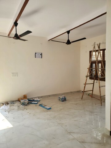 Room in 1 BHK Builder Floor at Vaishali Sector 5 – for Rent
