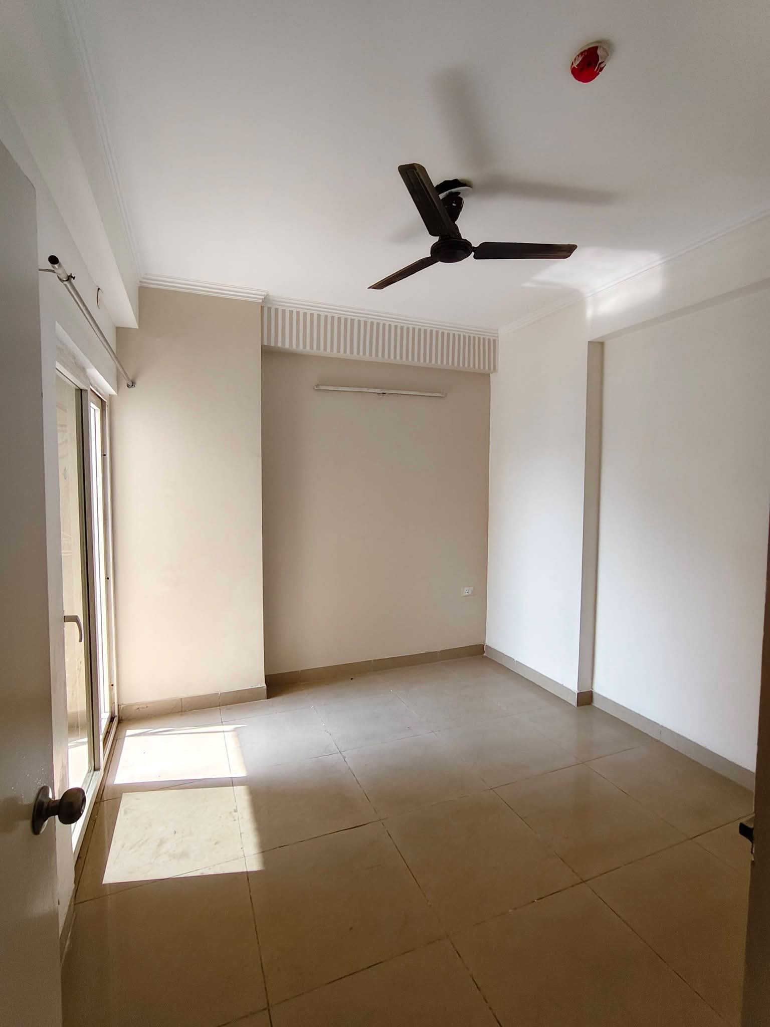 Rental 3 Bedroom 1115 Sq.Ft. Apartment in Amrapali Golf Homes, Sector 4 ...