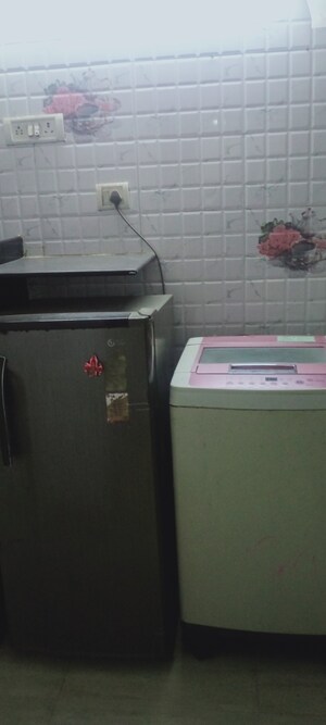 Furnished Amenities in 1 RK Apartment at Bindra Complex, Andheri East – for Rent