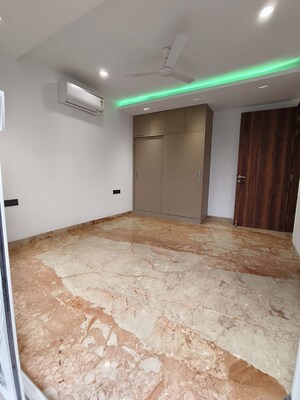 Room in 3 BHK Builder Floor at Sushant Lok I – for Rent