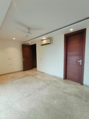 Room in 3 BHK Builder Floor at Sushant Lok I – for Rent