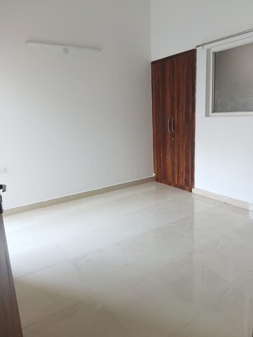 Room in 2.5 BHK Apartment at Ace Divino, Sector 1 Greater Noida – for Rent