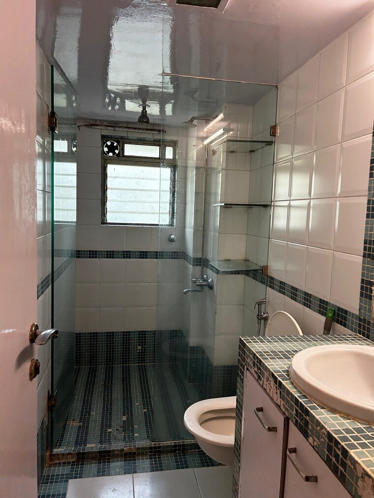 Washroom, juhu 1.5 Bedroom 500 Sq.Ft. Apartment In Juhu Mumbai 10077973