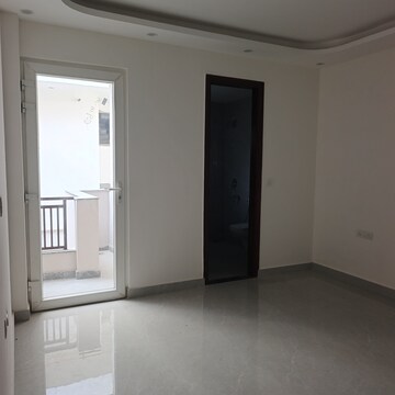 Room in 3 BHK Builder Floor at BPTP District, Sector 81 – for Rent