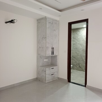 Room in 3 BHK Builder Floor at BPTP District, Sector 81 – for Rent