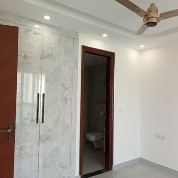 Room in 3 BHK Builder Floor at BPTP District, Sector 81 – for Rent