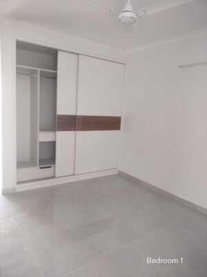 Room in 3 BHK Apartment at Riverdale Hazelwood Residences, High Ground – for Rent