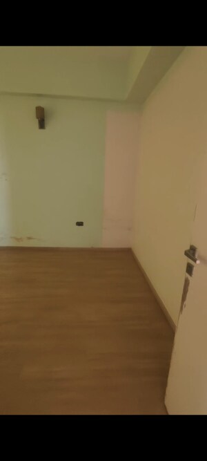 Room in 3 BHK Apartment at DLF The Primus, Sector 82a – for Sale