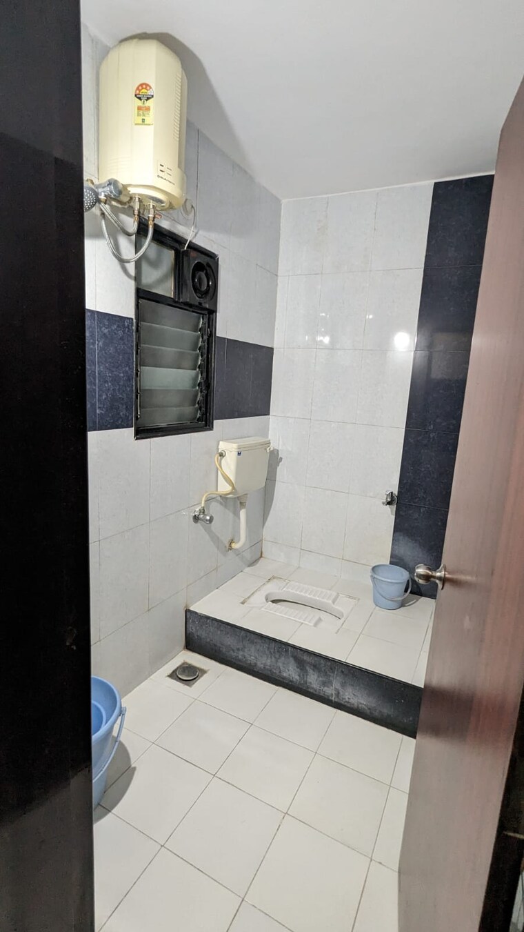 Bathroom, sonigara-kesar 2.5 Bedroom 1200 Sq.Ft. Apartment In Wakad Pune 10078166