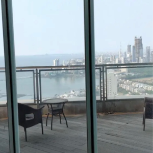 Room in 5 BHK Apartment at Tardeo – for Sale