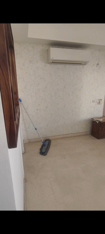 Furnished Amenities in 3 BHK Apartment at DLF The Primus, Sector 82a – for Sale