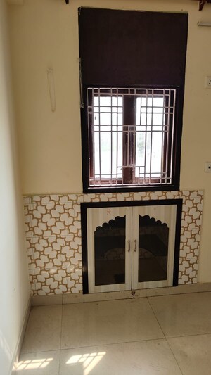 Room in 3 BHK Apartment at Sector 6 Dwarka – for Rent