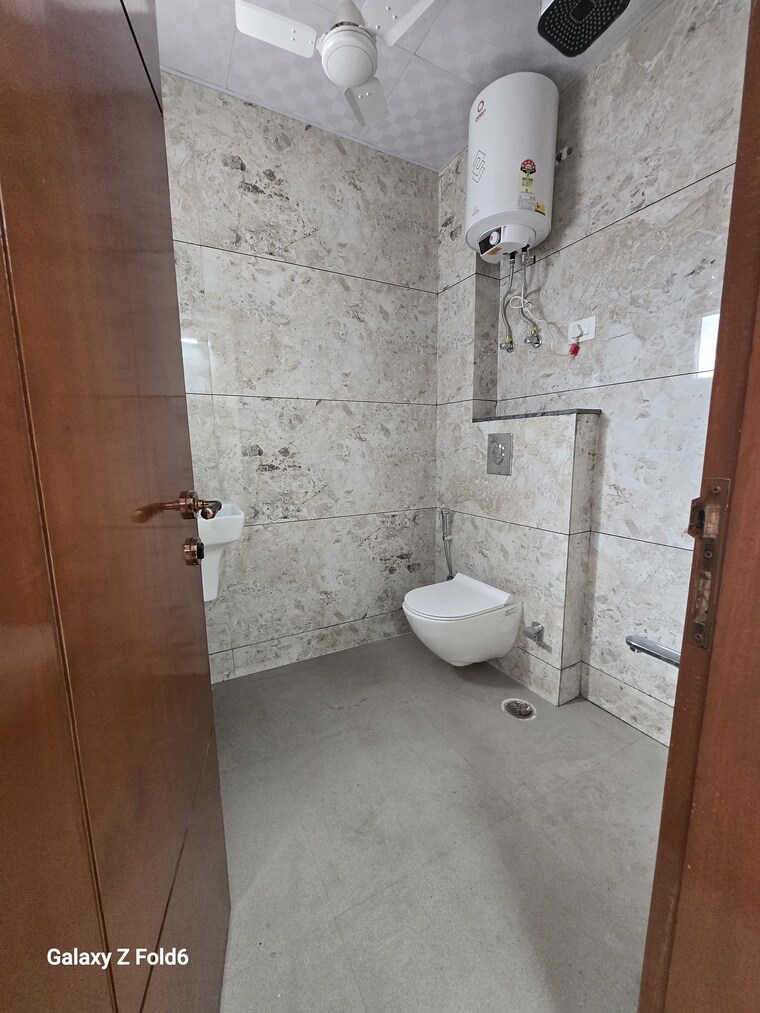 Bathroom, risland-sky-mansion 2 Bedroom 1000 Sq.Ft. Builder Floor In Chattarpur Delhi 10078302
