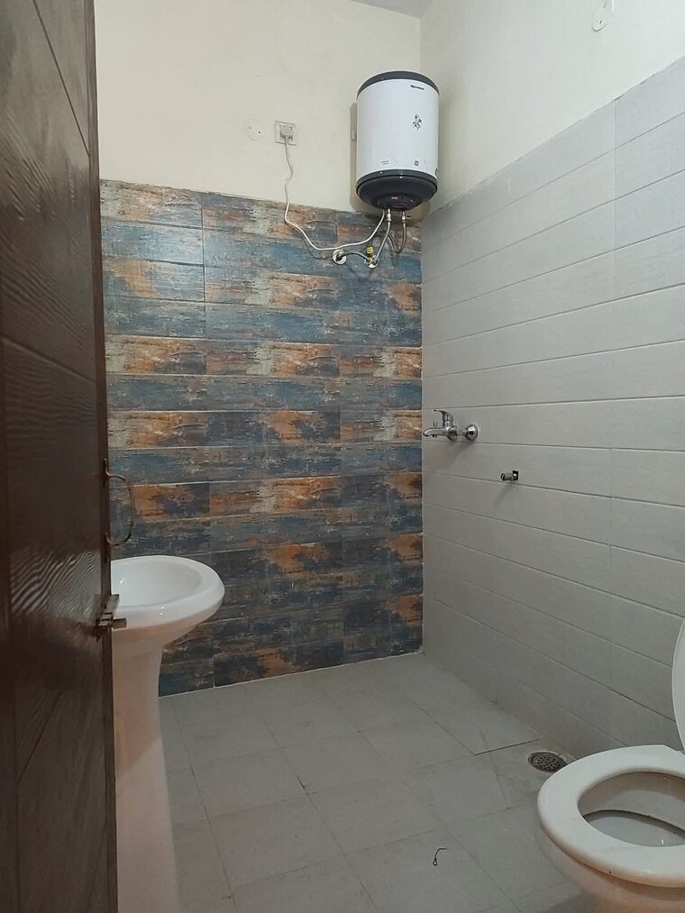 Bathroom, maya-garden-city 3 Bedroom 1300 Sq.Ft. Apartment In Lohgarh Zirakpur 10078337