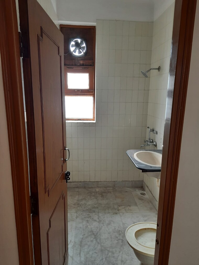 Bathroom, sector 10 dwarka 4 Bedroom 3500 Sq.Ft. Apartment In Sector 10 Dwarka Delhi 10078515