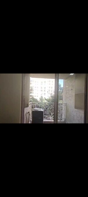 Room in 2.5 BHK Apartment at Hiranandani Cardinal, Ghodbunder Road – for Rent