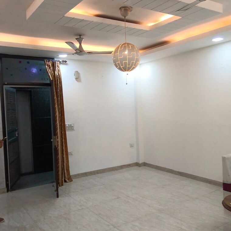 Room, sector 8 dwarka 3 Bedroom 124 Sq.Yd. Builder Floor In Sector 8 Dwarka Delhi 10078566