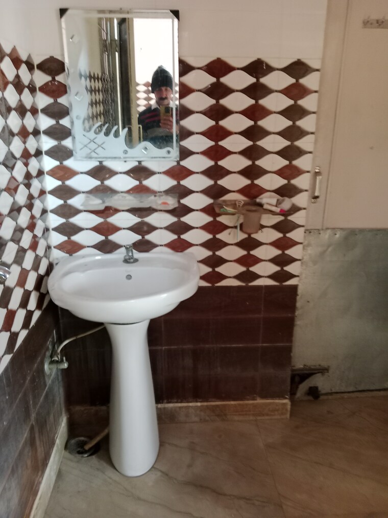 Bathroom, sector 18 1.5 Bedroom 930 Sq.Ft. Builder Floor In Sector 18 Panipat 10080243