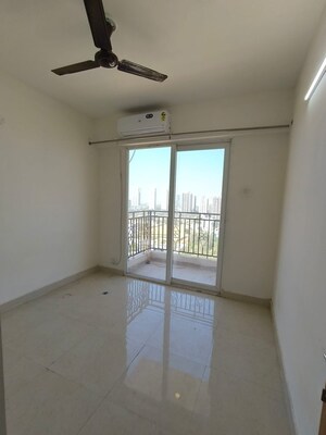 Room in 2 BHK Apartment at Signature Global City 63A, Sector 63a – for Rent