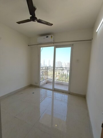 Room in 2 BHK Apartment at Signature Global City 63A, Sector 63a – for Rent