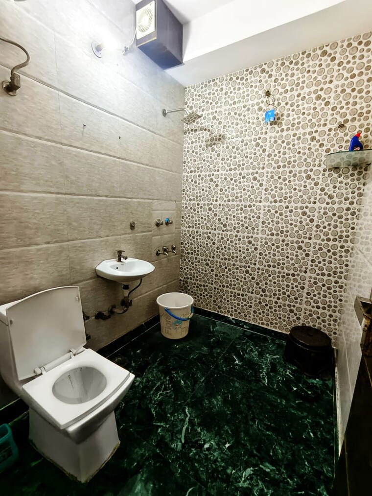 Bathroom, defence colony 3 Bedroom 325 Sq.Yd. Apartment In Defence Colony Delhi 10080274