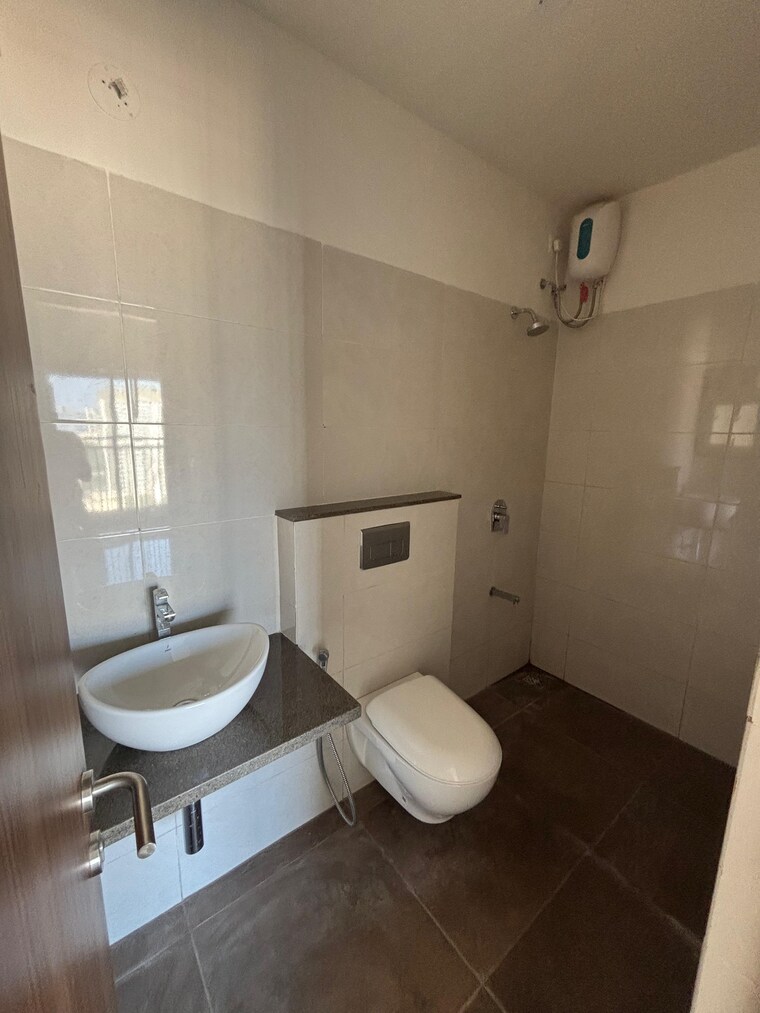 Bathroom, shapoorji-pallonji-bkc-28 2 Bedroom 720 Sq.Ft. Apartment In Bandra East Mumbai 10080295