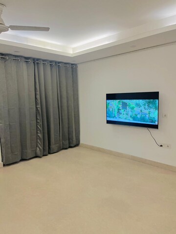 Room in 1 BHK Apartment at Gold Souk Mall, Sector 43 – for Rent