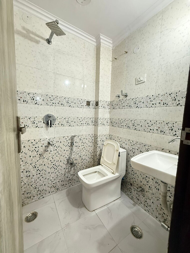 Bathroom, neb sarai 1 Bedroom 450 Sq.Ft. Builder Floor In Neb Sarai Delhi 10081143