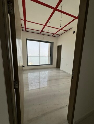 Room in 4 BHK Apartment at Hubtown Bay 1, Prabhadevi – for Rent