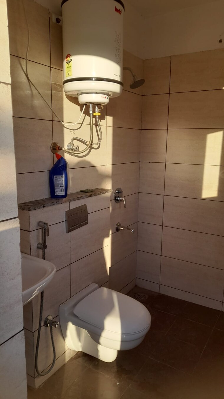 Bathroom, motiaz-royal-citi 3 Bedroom 1350 Sq.Ft. Penthouse In Ambala Highway Zirakpur 10081855