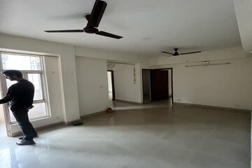 Room in 2.5 BHK Apartment at Supertech Cape Town, Sector 74 – for Rent