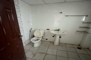 Bathroom in 2.5 BHK Apartment at Supertech Cape Town, Sector 74 – for Rent