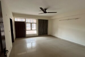 Room in 2.5 BHK Apartment at Supertech Cape Town, Sector 74 – for Rent