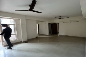 Room in 2.5 BHK Apartment at Supertech Cape Town, Sector 74 – for Rent