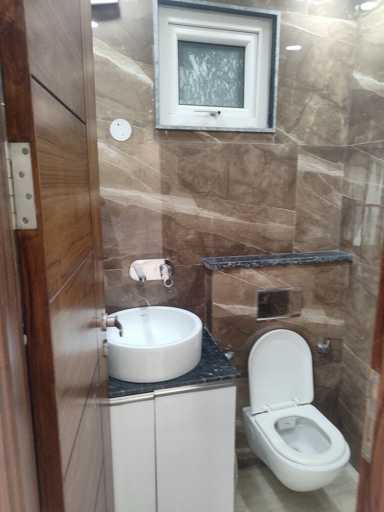 Bathroom, freedom fighters enclave 3 Bedroom 1800 Sq.Ft. Builder Floor In Freedom Fighters Enclave Delhi 10095046