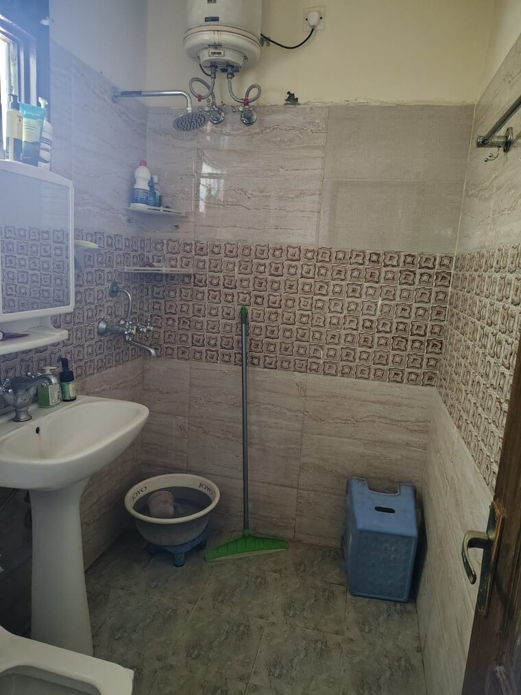 Bathroom, dhakoli 2 Bedroom 1100 Sq.Ft. Builder Floor In Dhakoli Zirakpur 10095019