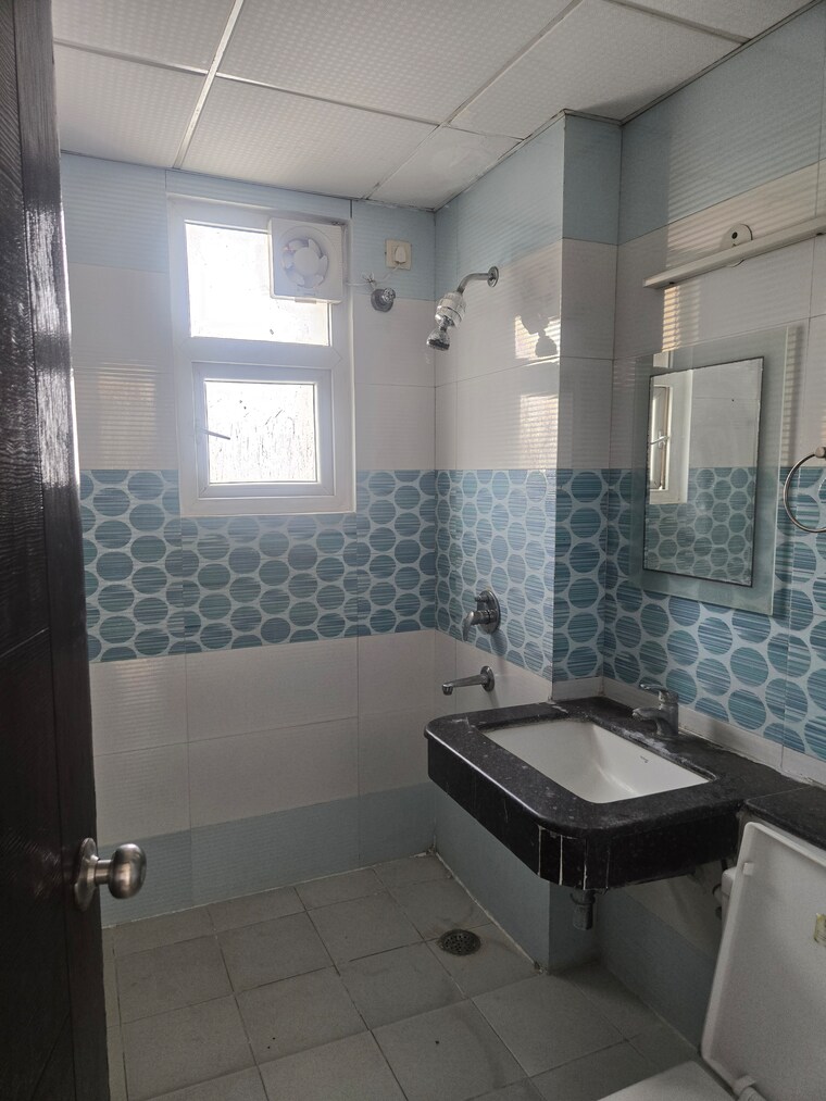 Bathroom, purvanchal-royal-park 3 Bedroom 1315 Sq.Ft. Apartment In Sector 137 Noida 10095030