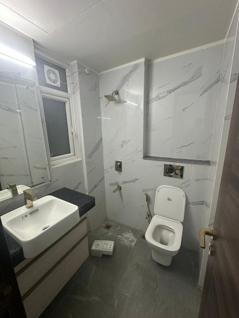 Bathroom, smart-world-orchard 3 Bedroom 1712 Sq.Ft. Apartment In Sector 61 Gurgaon 10095069