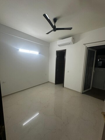 Room in 3 BHK Apartment at Smart World Orchard, Sector 61 – for Rent