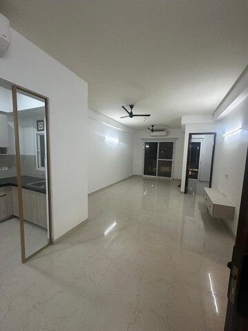 Room in 3 BHK Apartment at Smart World Orchard, Sector 61 – for Rent