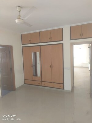 Room in 3 BHK Apartment at Vipul Greens, Sector 48 – for Rent